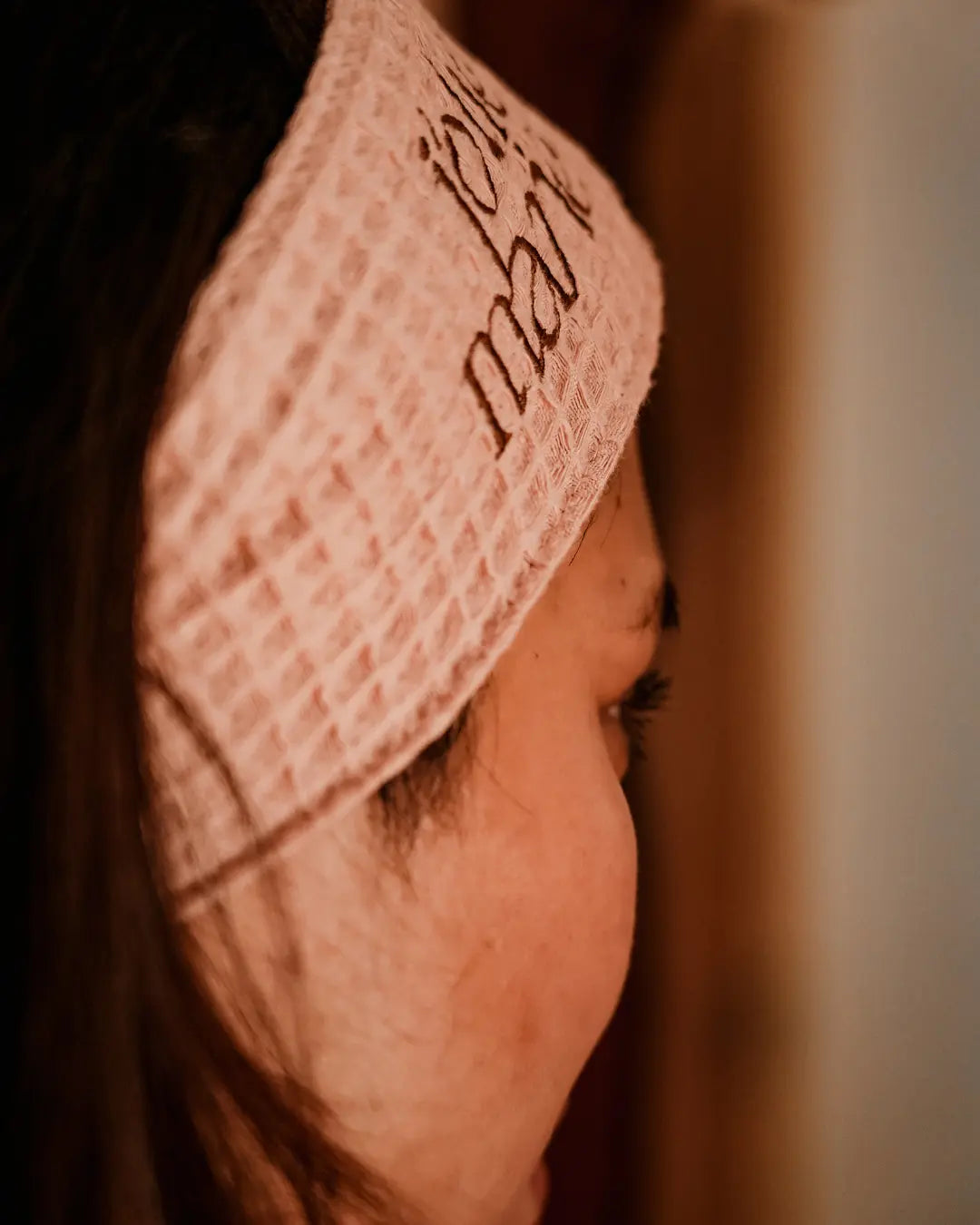 Bandeau de soin en coton rose pour routine beauté grossesse - J'olie Marie